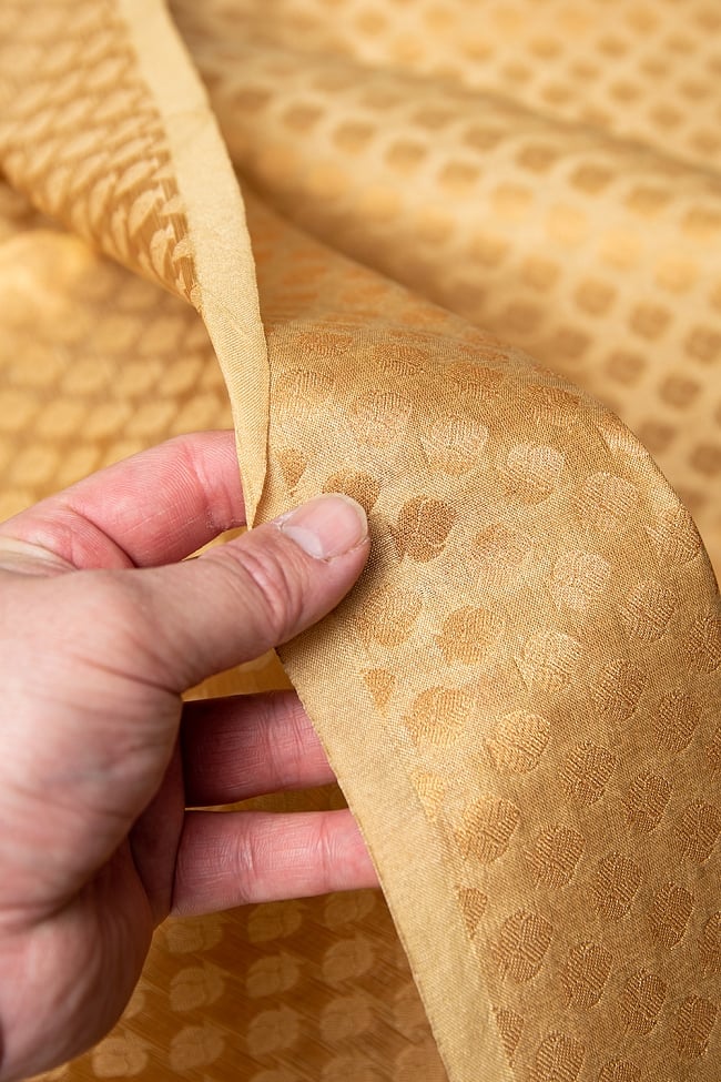 〔1m切り売り〕インドの伝統模様布 シャイニングイエロー〔幅約112cm〕 5 - 薄手の布地です。