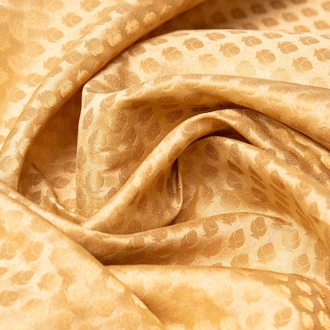 〔1m切り売り〕インドの伝統模様布 シャイニングイエロー〔幅約112cm〕の写真1枚目です。布大国インドから届いた美しい布地です。光の加減によって美しい陰影が生まれます。切り売り,計り売り布,布 生地,アジア布,手芸,生地,アジアン,ファブリック,テーブルクロス,ソファーカバー