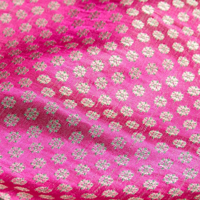 〔1m切り売り〕インドの伝統模様布〔幅約110cm〕 赤系 2 - 生地の拡大写真です