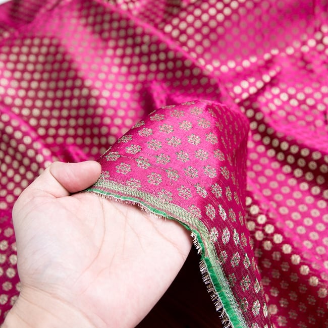 〔1m切り売り〕インドの伝統模様布〔幅約110cm〕 赤系 3 - 拡大写真です。独特な雰囲気があります。