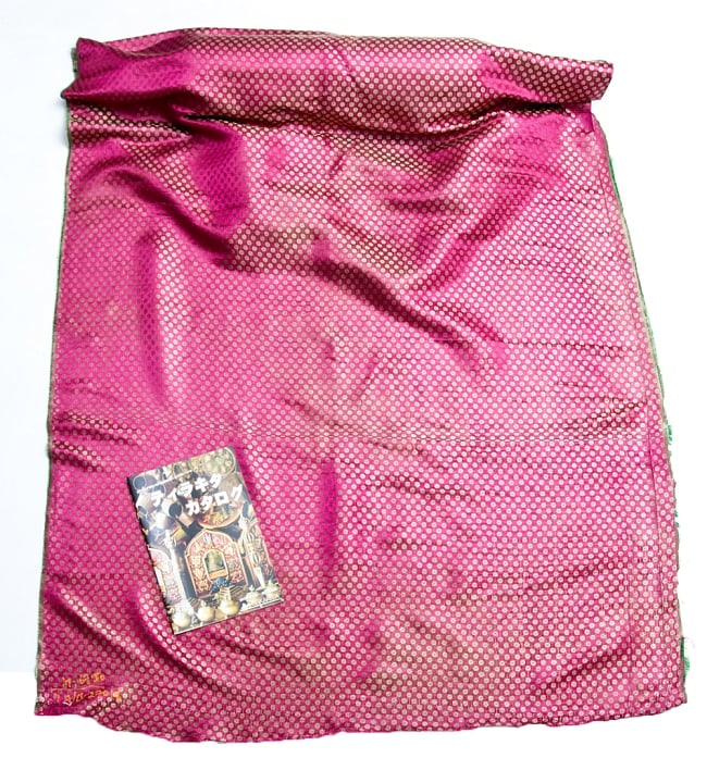 〔1m単位切り売り〕インドの伝統模様布〔幅約110cm〕 赤系 5 - 布を広げてみたところです。横幅もしっかり大きなサイズ。布の上に置かれているのはサイズ比較用の当店A4サイズカタログです。