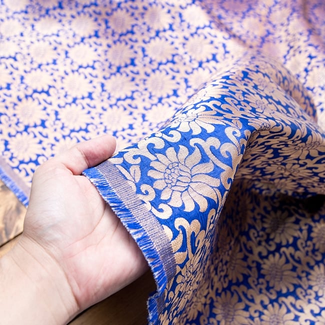 〔1m切り売り〕インドの伝統模様布〔幅約110cm〕 青系 3 - 拡大写真です。独特な雰囲気があります。