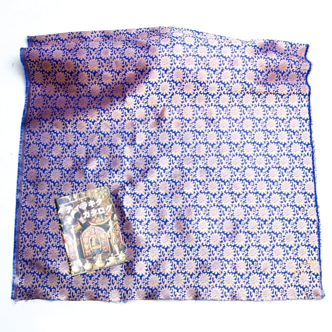 〔1m切り売り〕インドの伝統模様布〔幅約110cm〕 青系 5 - 布を広げてみたところです。横幅もしっかり大きなサイズ。布の上に置かれているのはサイズ比較用の当店A4サイズカタログです。