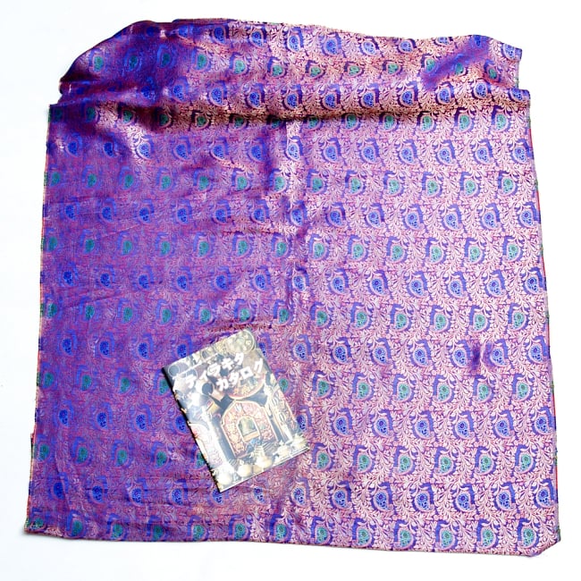 〔1m単位切り売り〕インドの伝統模様布〔幅約110cm〕 青系 5 - 布を広げてみたところです。横幅もしっかり大きなサイズ。布の上に置かれているのはサイズ比較用の当店A4サイズカタログです。