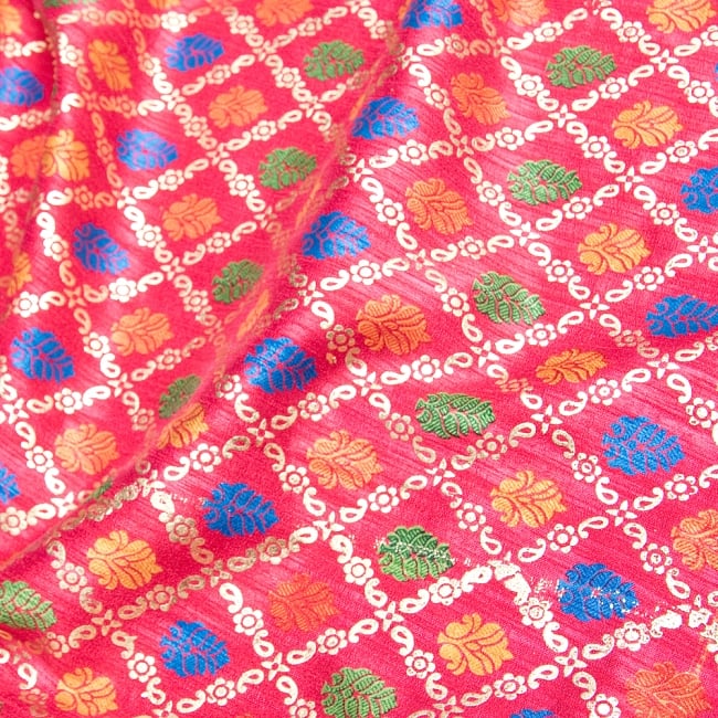 〔1m単位切り売り〕インドの伝統模様布〔幅約110cm〕 赤系 2 - 生地の拡大写真です
