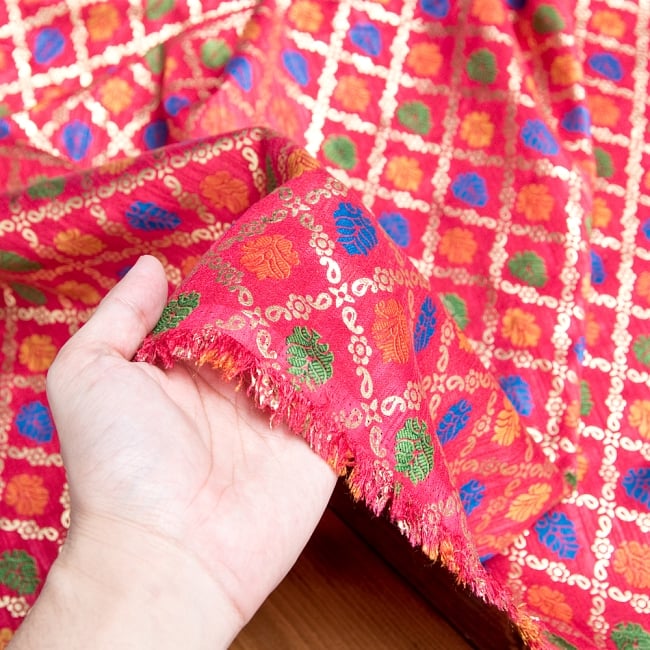 〔1m切り売り〕インドの伝統模様布〔幅約110cm〕 赤系 3 - 拡大写真です。独特な雰囲気があります。