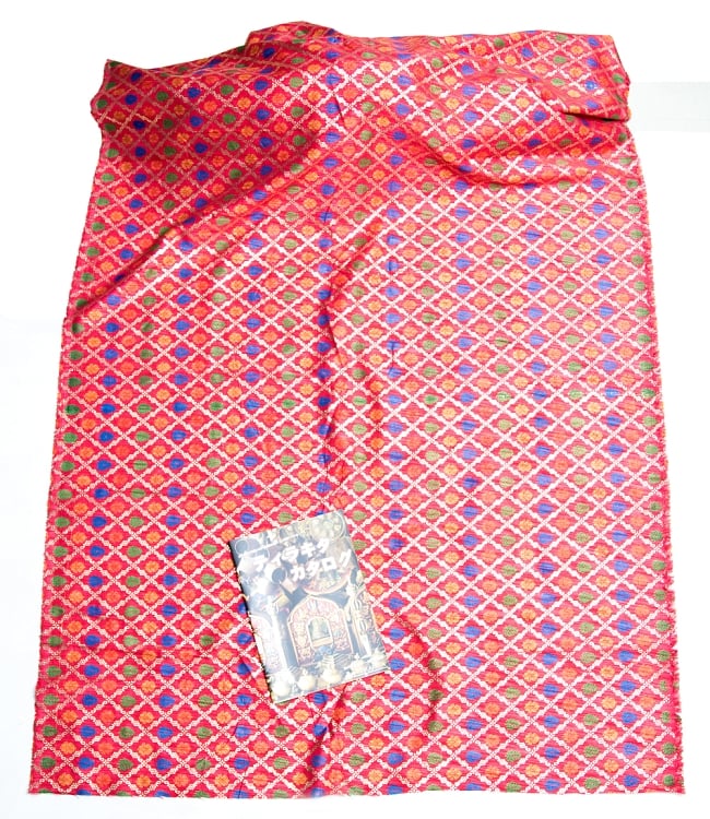 〔1m切り売り〕インドの伝統模様布〔幅約110cm〕 赤系 5 - 布を広げてみたところです。横幅もしっかり大きなサイズ。布の上に置かれているのはサイズ比較用の当店A4サイズカタログです。