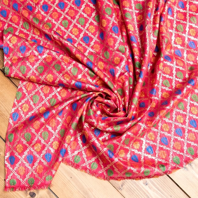 〔1m単位切り売り〕インドの伝統模様布〔幅約110cm〕 赤系の写真