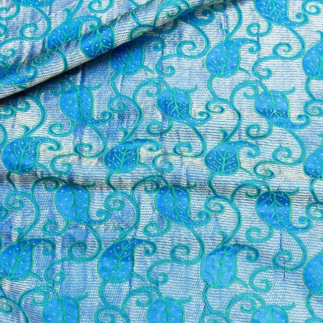 〔1m切り売り〕インドの伝統模様布〔幅約115cm〕 青系 2 - 生地の拡大写真です