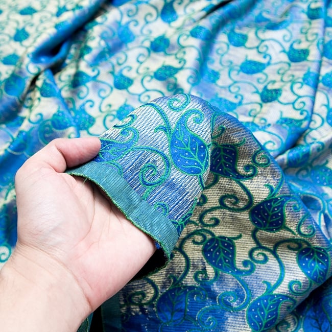 〔1m切り売り〕インドの伝統模様布〔幅約115cm〕 青系 3 - 拡大写真です。独特な雰囲気があります。