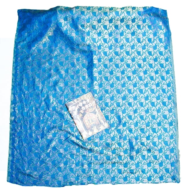 〔1m切り売り〕インドの伝統模様布〔幅約115cm〕 青系 5 - 布を広げてみたところです。横幅もしっかり大きなサイズ。布の上に置かれているのはサイズ比較用の当店A4サイズカタログです。