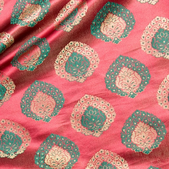 〔1m単位切り売り〕インドの伝統模様布〔幅約115cm〕 赤系 2 - 生地の拡大写真です