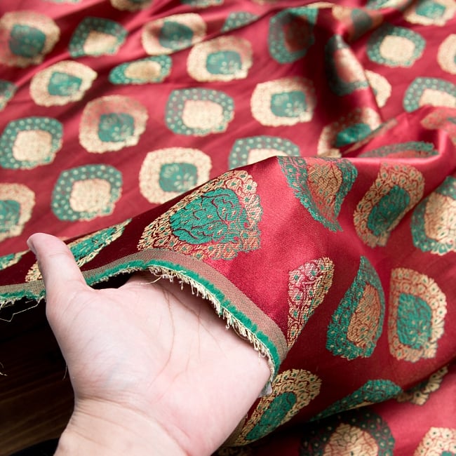 〔1m切り売り〕インドの伝統模様布〔幅約115cm〕 赤系 3 - 拡大写真です。独特な雰囲気があります。