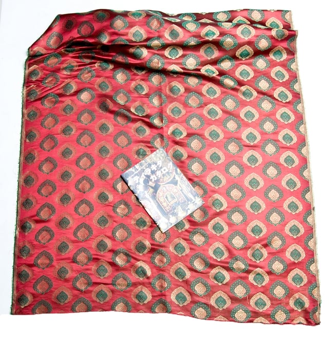 〔1m切り売り〕インドの伝統模様布〔幅約115cm〕 赤系 5 - 布を広げてみたところです。横幅もしっかり大きなサイズ。布の上に置かれているのはサイズ比較用の当店A4サイズカタログです。