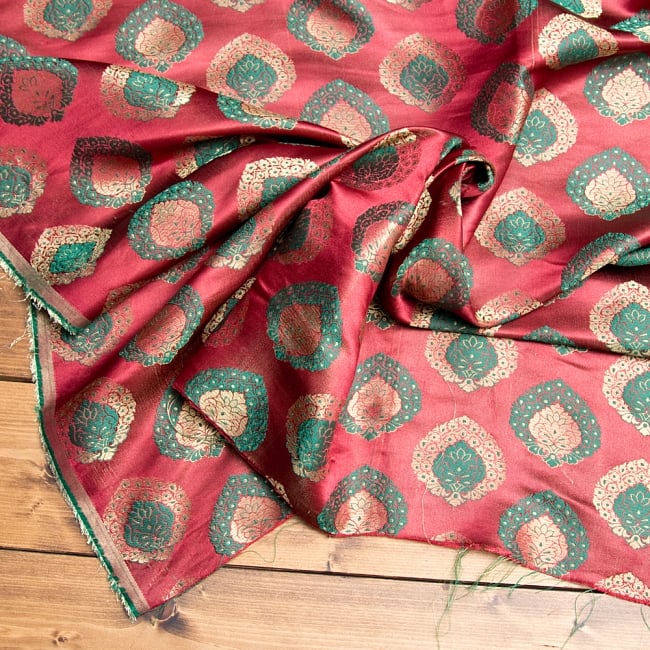 〔1m単位切り売り〕インドの伝統模様布〔幅約115cm〕 赤系の写真切り売り,計り売り布,布 生地,アジア布,手芸,生地,アジアン,ファブリック,テーブルクロス,ソファーカバー
