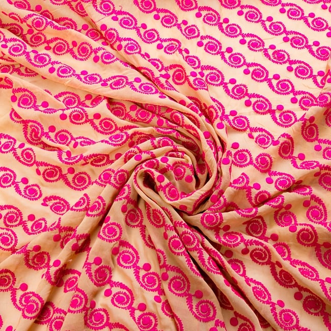 〔1m切り売り〕ラジャスタンの更紗模様刺繍布〔幅：約102cm〕 4 - 光の当たり方によって雰囲気も変わります