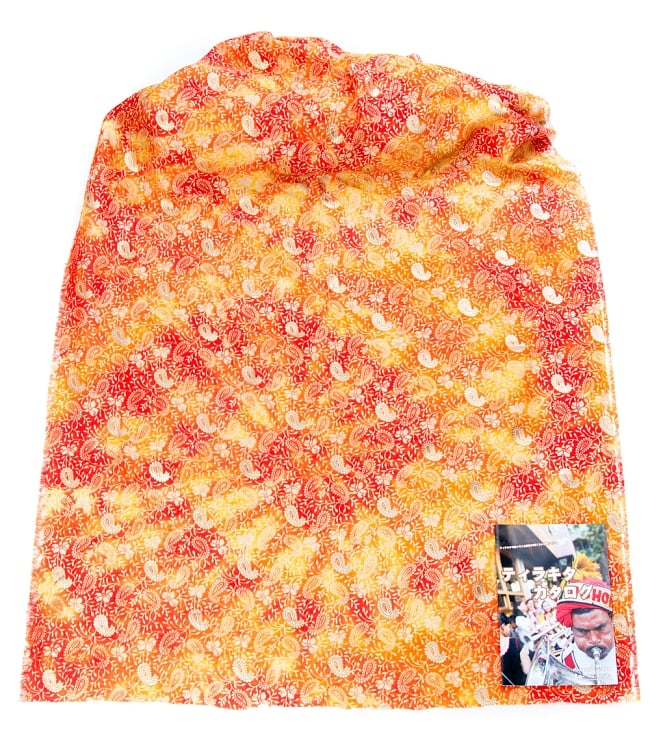 〔1m単位切り売り〕タイダイ色彩生地とペイズリー模様布〔各色あり〕 2 - 広げたところの写真です。幅はしっかりとあります。左下にあるサイズ比較用の当店カタログは、A4サイズです。