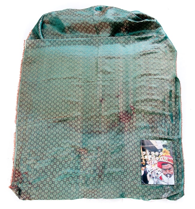 〔1m切り売り〕インドの伝統模様布〔幅約111cm〕 - グリーン×カッパー 2 - 布を広げてみたところです。横幅もしっかり大きなサイズ。布の上に置かれているのはサイズ比較用の当店A4サイズカタログです。