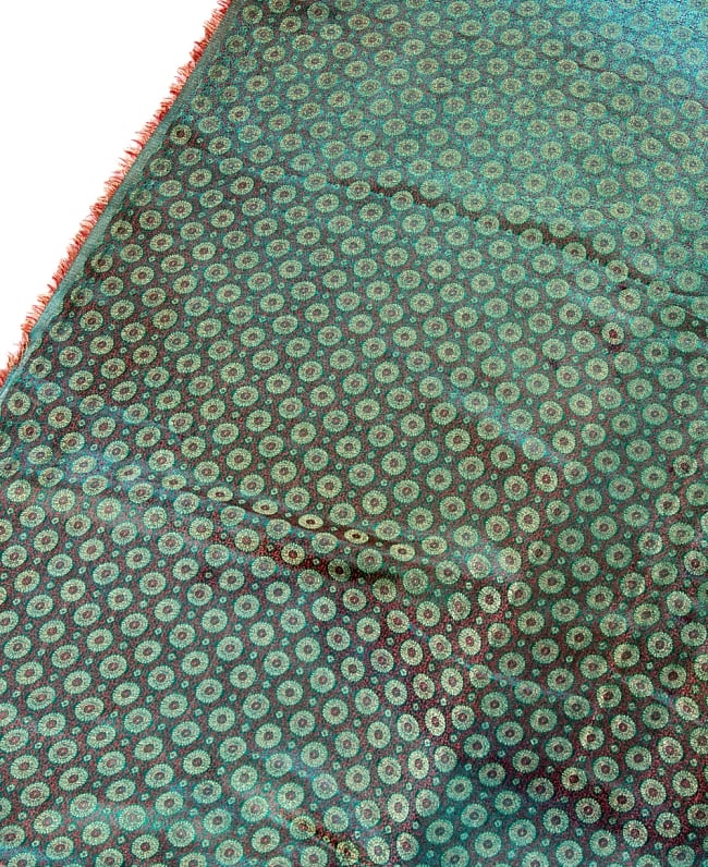 〔1m切り売り〕インドの伝統模様布〔幅約111cm〕 - グリーン×カッパー 3 - 拡大写真です。独特な雰囲気があります。