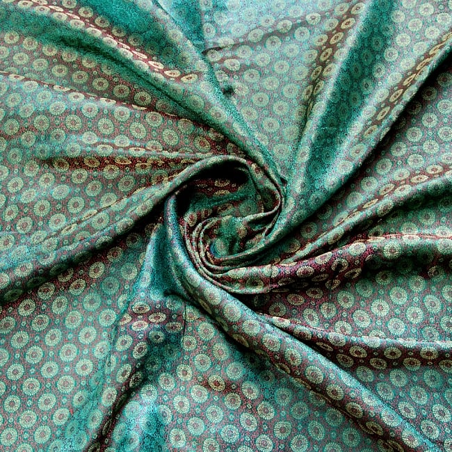 〔1m切り売り〕インドの伝統模様布〔幅約111cm〕 - グリーン×カッパー 4 - 布をくるりと渦のようにしてみたところです。陰影がきれいです。