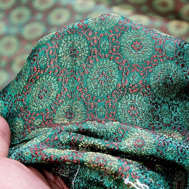 〔1m切り売り〕インドの伝統模様布〔幅約111cm〕 - グリーン×カッパー 6 - 生地の拡大写真です