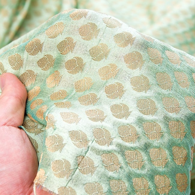 〔1m切り売り〕インドの伝統模様布〔幅約110cm〕 - グリーン 6 - 生地の拡大写真です