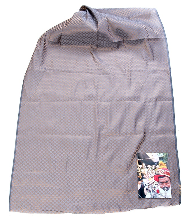 〔1m単位切り売り〕インドの伝統模様布〔幅約108cm〕 - グレー 2 - 布を広げてみたところです。横幅もしっかり大きなサイズ。布の上に置かれているのはサイズ比較用の当店A4サイズカタログです。