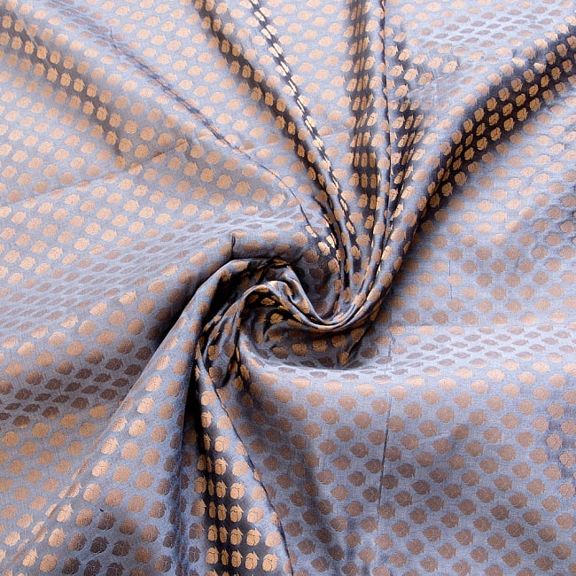 〔1m切り売り〕インドの伝統模様布〔幅約108cm〕 - グレー 4 - 布をくるりと渦のようにしてみたところです。陰影がきれいです。