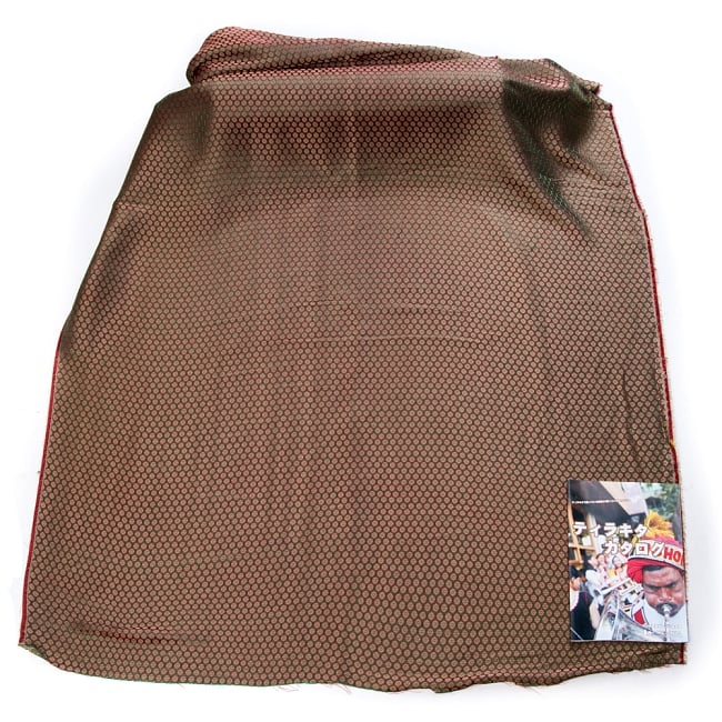 〔1m切り売り〕インドの伝統模様布〔幅約120cm〕 - グリーン 2 - 布を広げてみたところです。横幅もしっかり大きなサイズ。布の上に置かれているのはサイズ比較用の当店A4サイズカタログです。
