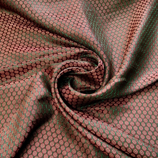 〔1m切り売り〕インドの伝統模様布〔幅約120cm〕 - グリーン 4 - 布をくるりと渦のようにしてみたところです。陰影がきれいです。