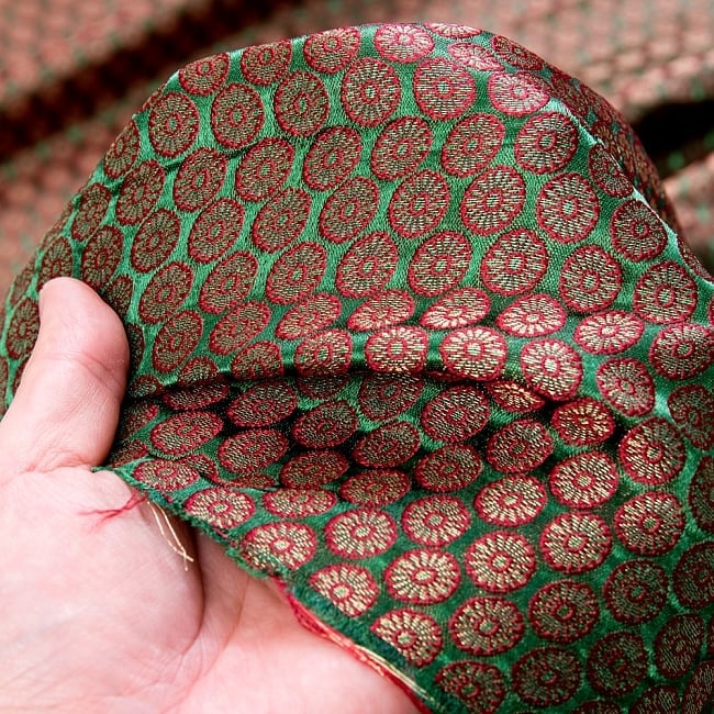 〔1m切り売り〕インドの伝統模様布〔幅約120cm〕 - グリーン 6 - 生地の拡大写真です