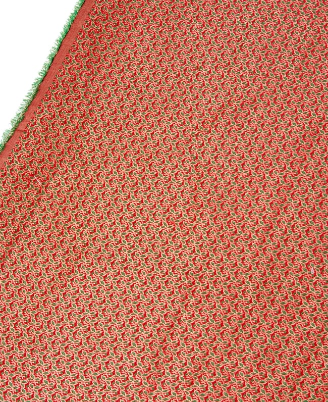 〔1m切り売り〕インドの伝統模様布〔幅約112cm〕 - レッド×グリーン 3 - 拡大写真です。独特な雰囲気があります。