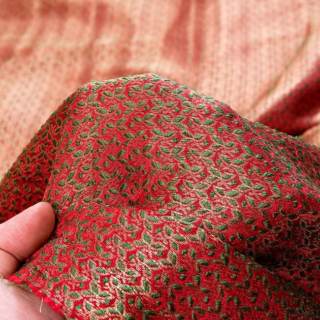 〔1m切り売り〕インドの伝統模様布〔幅約112cm〕 - レッド×グリーン 6 - 生地の拡大写真です