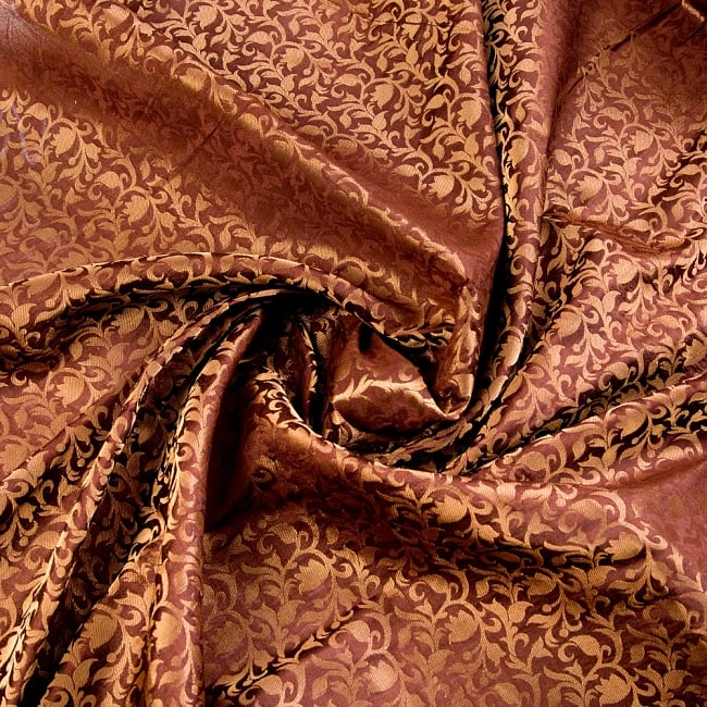 〔1m切り売り〕インドの伝統模様布〔幅約111cm〕 - ブラウン 4 - 布をくるりと渦のようにしてみたところです。陰影がきれいです。