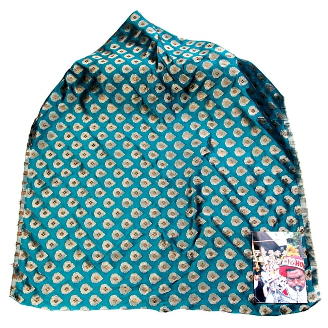 〔1m切り売り〕インドの伝統模様布〔幅約124cm〕 - 青緑 2 - 布を広げてみたところです。横幅もしっかり大きなサイズ。布の上に置かれているのはサイズ比較用の当店A4サイズカタログです。