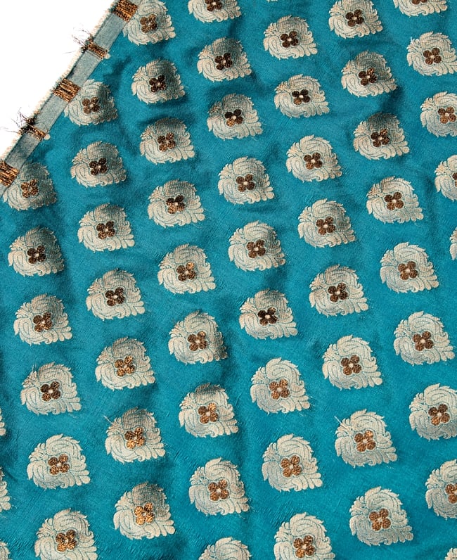 〔1m切り売り〕インドの伝統模様布〔幅約124cm〕 - 青緑 3 - 拡大写真です。独特な雰囲気があります。