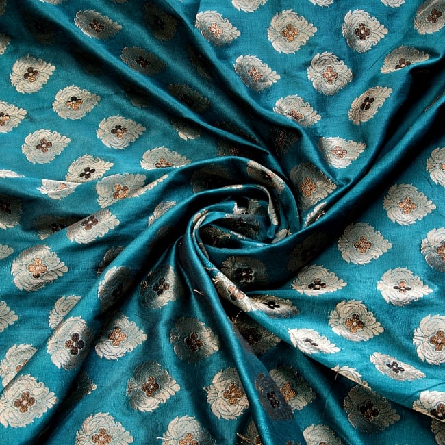 〔1m切り売り〕インドの伝統模様布〔幅約124cm〕 - 青緑 4 - 布をくるりと渦のようにしてみたところです。陰影がきれいです。