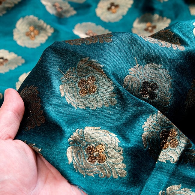 〔1m切り売り〕インドの伝統模様布〔幅約124cm〕 - 青緑 6 - 生地の拡大写真です