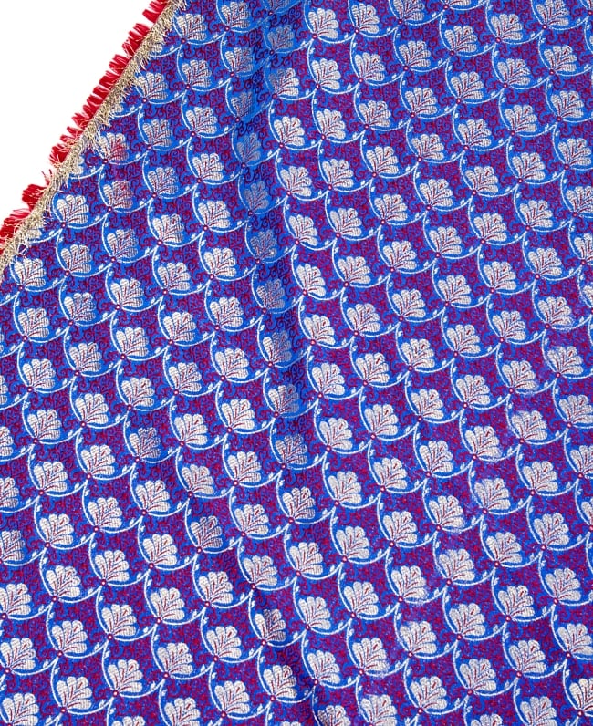〔1m切り売り〕インドの伝統模様布〔幅約117cm〕 - 青紫 3 - 拡大写真です。独特な雰囲気があります。