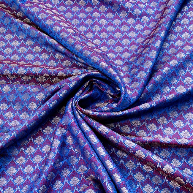 〔1m切り売り〕インドの伝統模様布〔幅約117cm〕 - 青紫 4 - 布をくるりと渦のようにしてみたところです。陰影がきれいです。