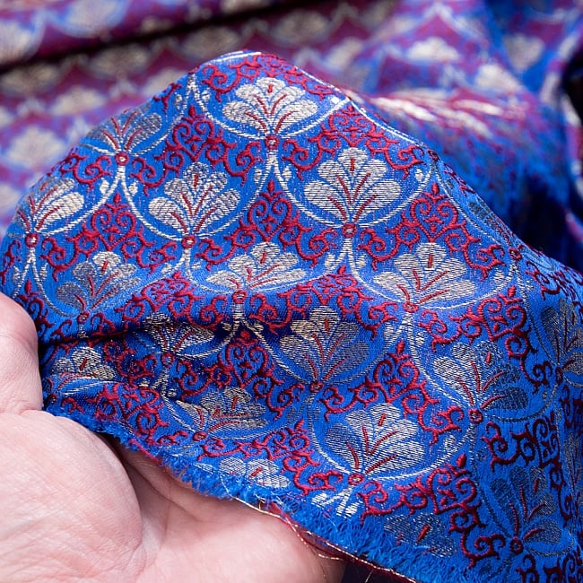 〔1m切り売り〕インドの伝統模様布〔幅約117cm〕 - 青紫 6 - 生地の拡大写真です