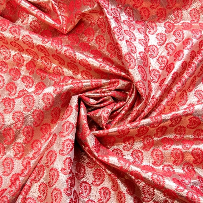 〔1m切り売り〕インドの伝統模様布〔幅約117cm〕 - オレンジ 4 - 布をくるりと渦のようにしてみたところです。陰影がきれいです。