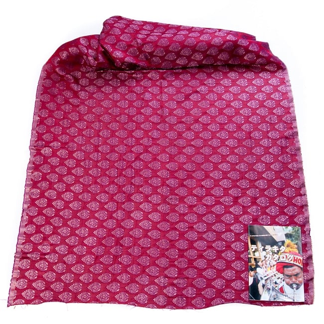 〔1m単位切り売り〕インドの伝統模様布〔幅約117cm〕 - レッド×パープル 2 - 布を広げてみたところです。横幅もしっかり大きなサイズ。布の上に置かれているのはサイズ比較用の当店A4サイズカタログです。