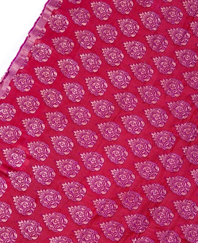 〔1m切り売り〕インドの伝統模様布〔幅約117cm〕 - レッド×パープル 3 - 拡大写真です。独特な雰囲気があります。