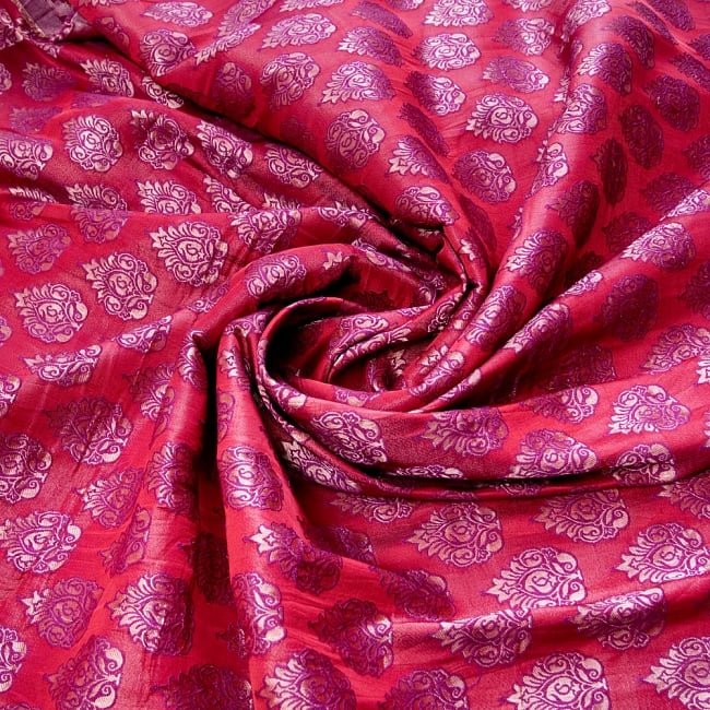 〔1m切り売り〕インドの伝統模様布〔幅約117cm〕 - レッド×パープル 4 - 布をくるりと渦のようにしてみたところです。陰影がきれいです。