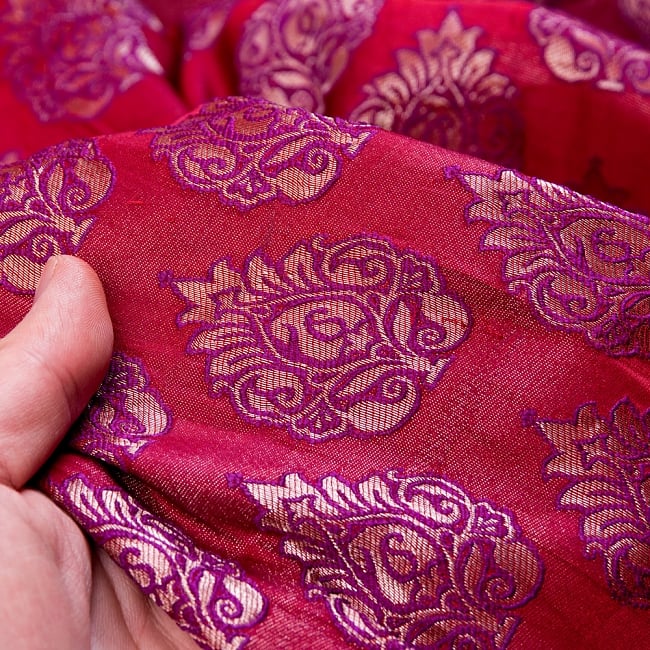 〔1m切り売り〕インドの伝統模様布〔幅約117cm〕 - レッド×パープル 6 - 生地の拡大写真です