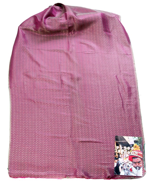 〔1m切り売り〕インドの伝統模様布〔幅約105cm〕 - 赤紫×グリーン 2 - 布を広げてみたところです。横幅もしっかり大きなサイズ。布の上に置かれているのはサイズ比較用の当店A4サイズカタログです。