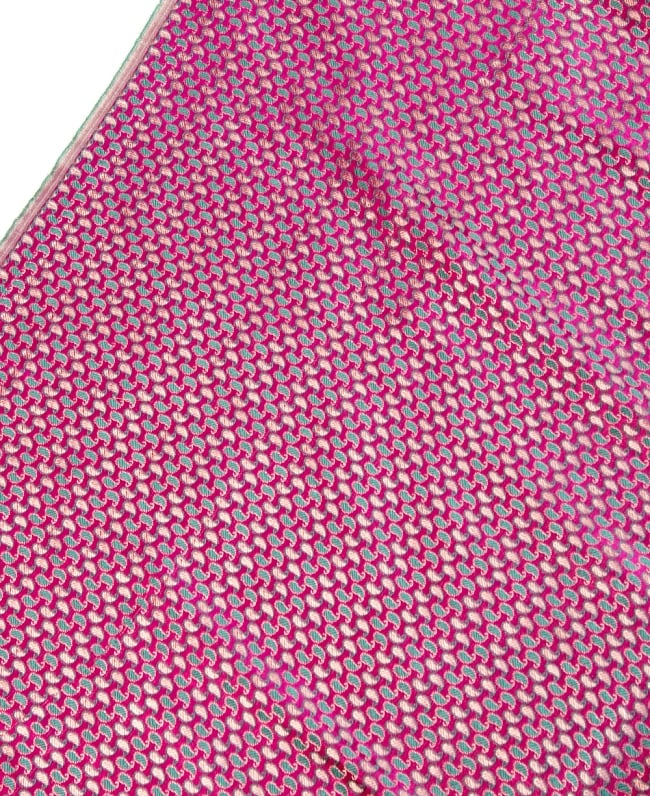 〔1m切り売り〕インドの伝統模様布〔幅約105cm〕 - 赤紫×グリーン 3 - 拡大写真です。独特な雰囲気があります。