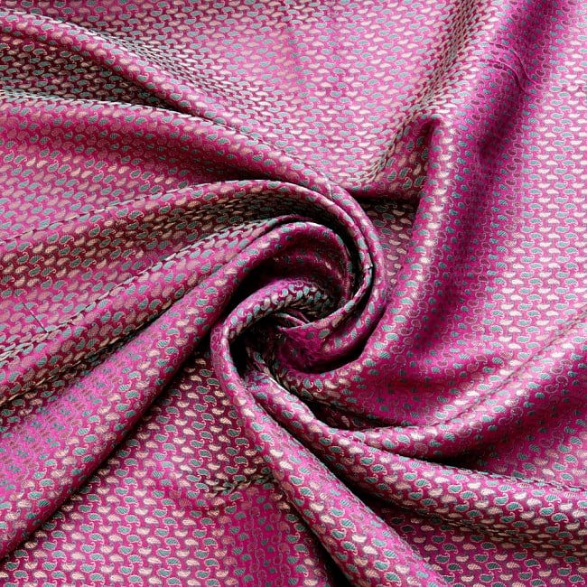 〔1m切り売り〕インドの伝統模様布〔幅約105cm〕 - 赤紫×グリーン 4 - 布をくるりと渦のようにしてみたところです。陰影がきれいです。