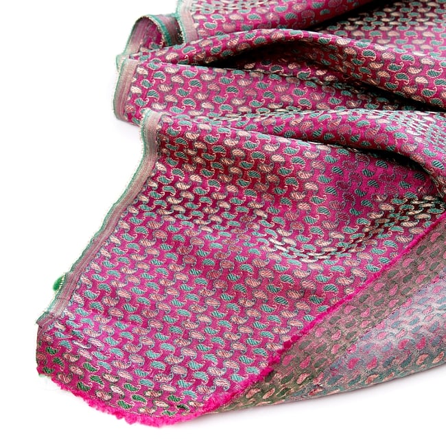 〔1m切り売り〕インドの伝統模様布〔幅約105cm〕 - 赤紫×グリーン 5 - フチの写真です